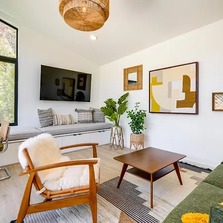 Redwood City Escape With Big-Screen Tv!